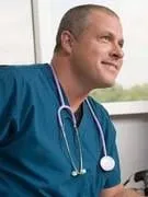 docteur avec café et tableau