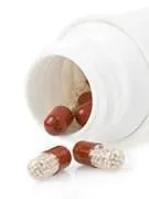 pilules et bouteille isolé sur fond blanc