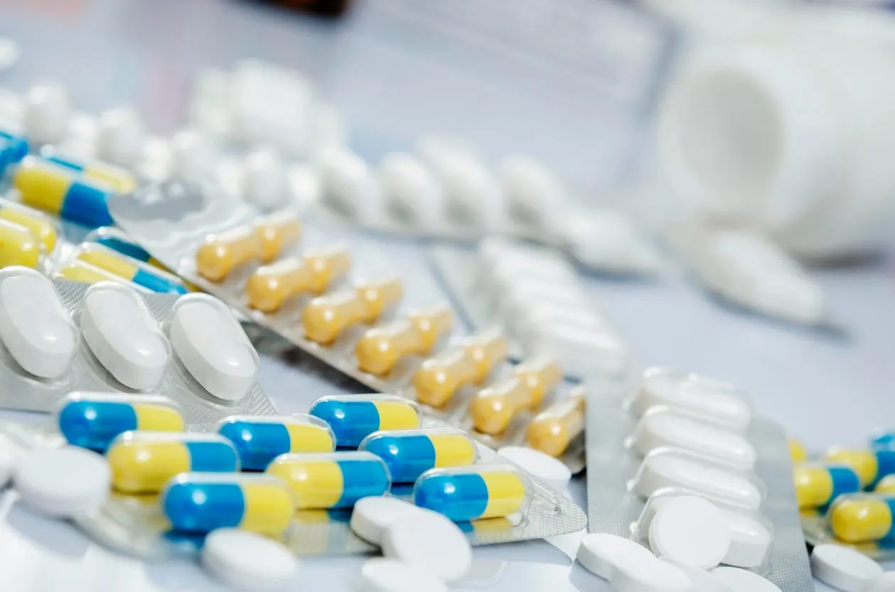 beaucoup de pilules et paquet de capsule