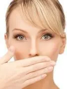 visage de la belle femme couvrant sa bouche