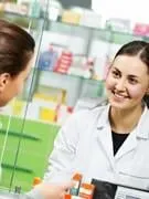 pharmacien suggérant médicament médical à l'acheteur dans la pharmacie de pharmacie