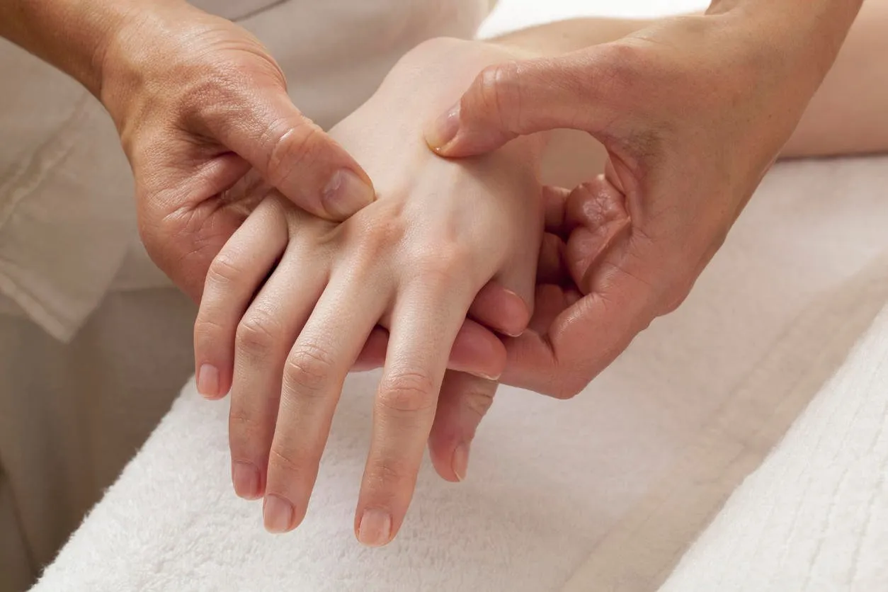 massage shiatsu sur les mains pour l'arthrose