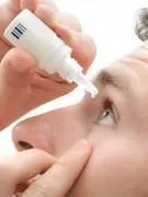 closeup, vue, de, jeune homme, application, oeil, goutte