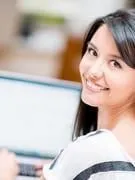 femme travaillant en ligne sur un ordinateur portable à la maison