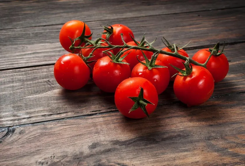 tomates cerises fraîches sur fond de bois aliments biologiques