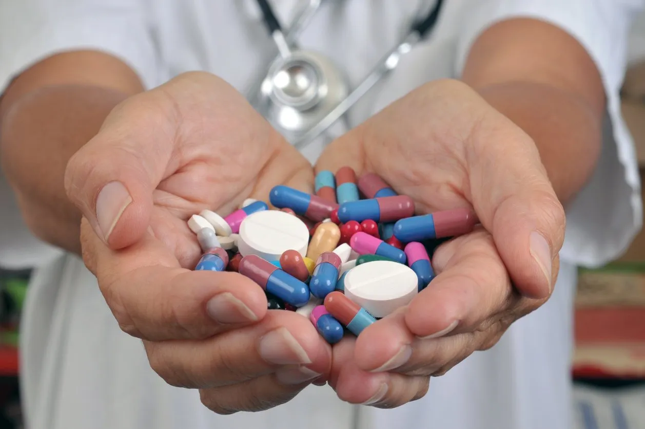 mains en gros plan pleine de médicaments