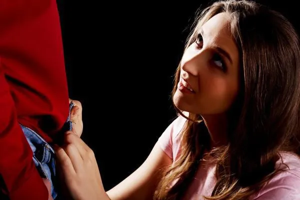 belle jeune femme déshabille son homme