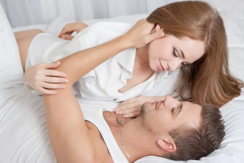 scène sexuelle du jeune couple doux et affectueux dans la chambre à coucher