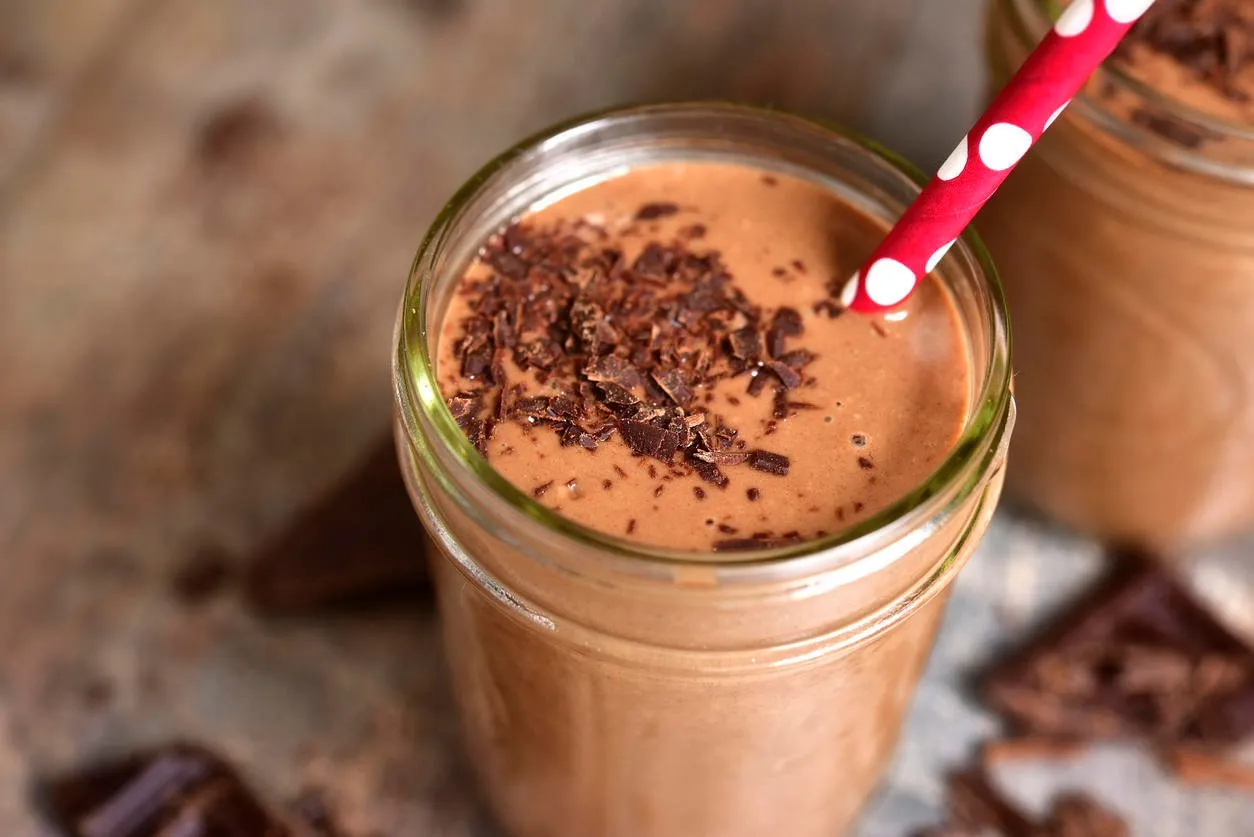 smoothie banane chocolat sur un fond en bois rustique