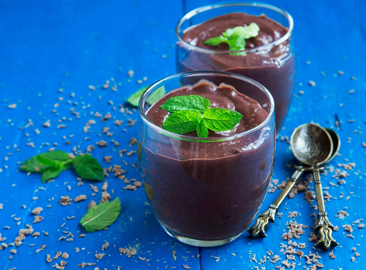 mousse au chocolat dessert sucré dans des verres décorés de feuilles de menthe