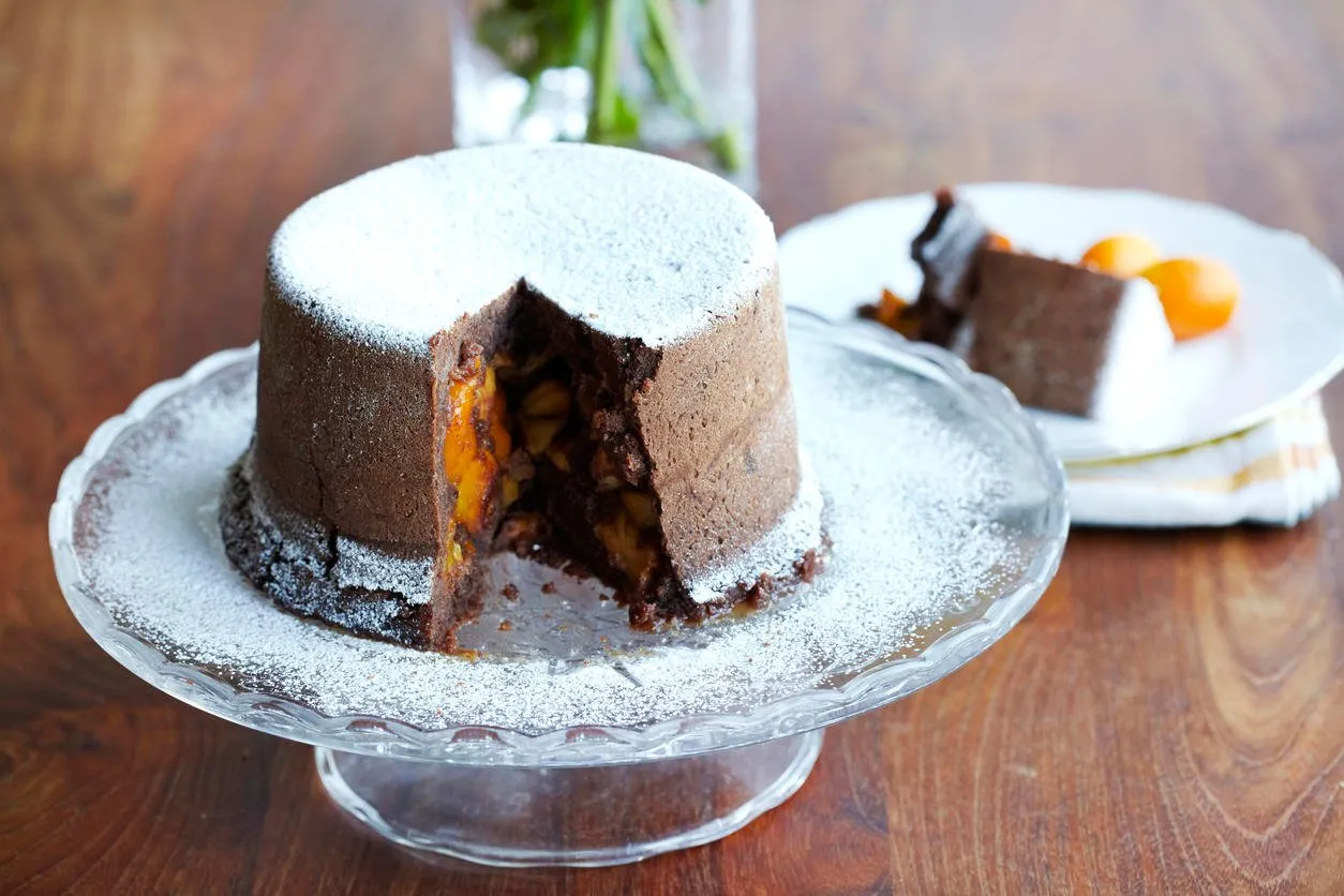 gâteau au pouding au chocolat cuit à la vapeur avec des kumquats et du sucre à saupoudrer