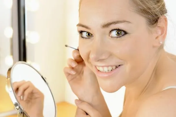 modèle en coulisses lors de la mise en maquillage