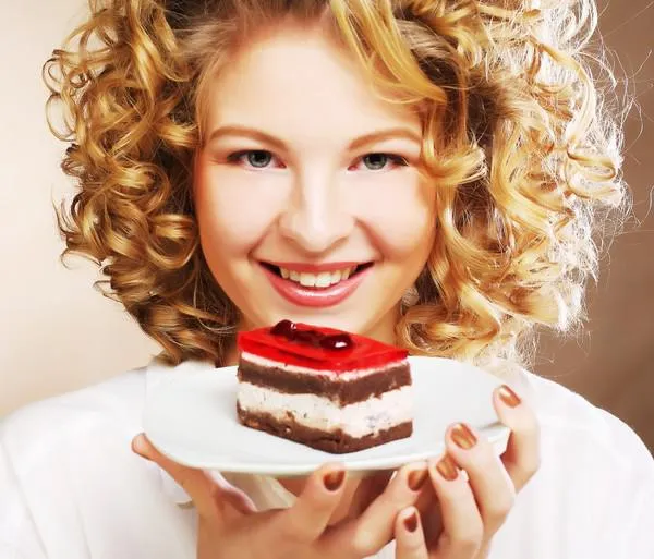 la belle jeune femme souriante avec un gâteau
