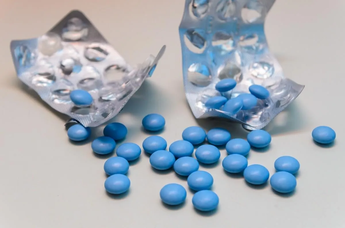 blue pills with packets