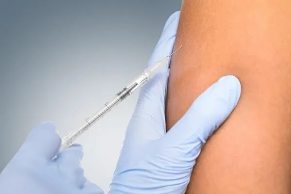 médecin fait la vaccination à l'épaule, gros plan