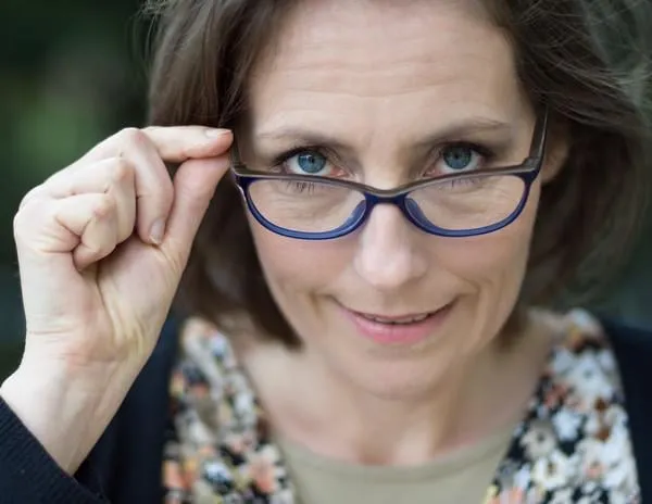 femme lgante avec ses lunettes de vue