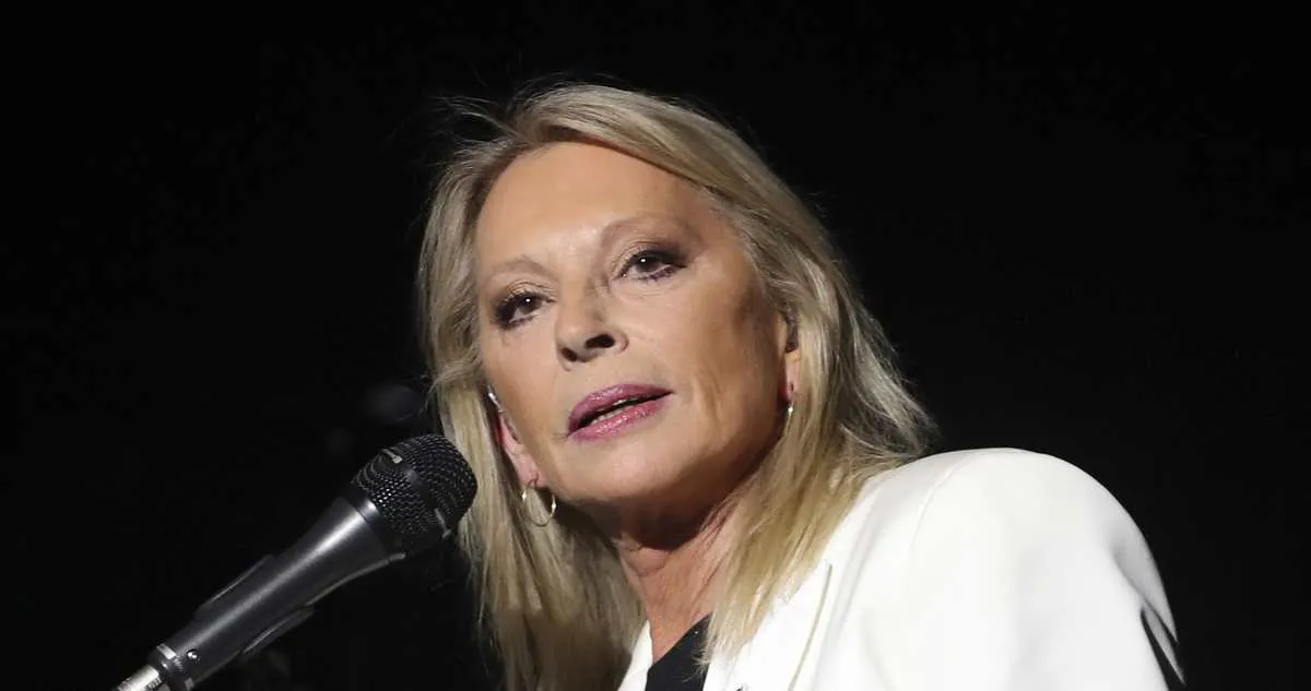 french singer veronique sanson performs on stage during a concert at the salle pleyel in paris, on november 30, 2017   afp photo   jacques demarthon