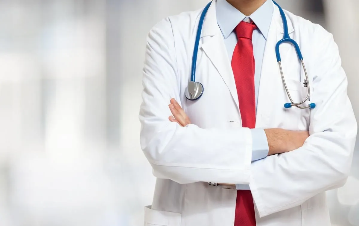 gros plan d'un médecin devant un fond clair