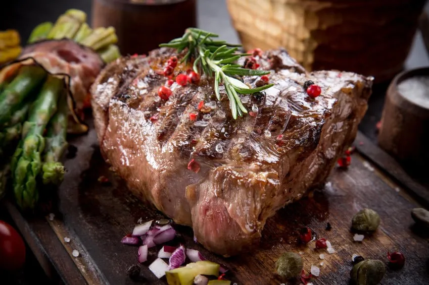 steak de boeuf délicieux sur la table en bois, gros plan