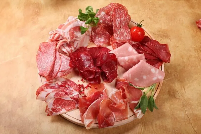 plateau de charcuterie avec jambon et légumes