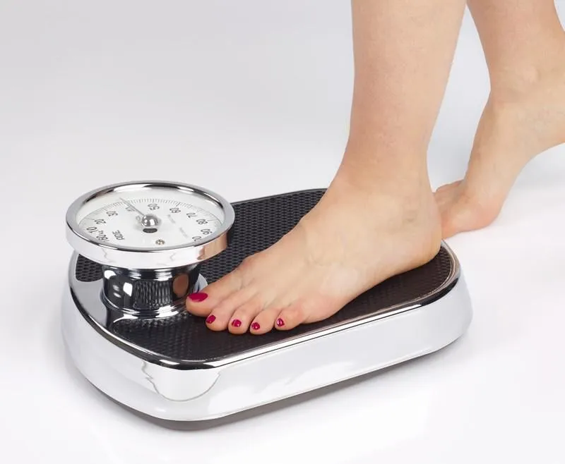 femme grimpe sur un équilibre