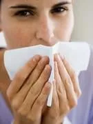 femme avec un mouchoir