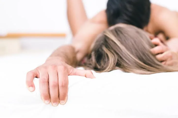 jeune couple s'amuser romantique dans le concept de lit à propos de la relation et les couples