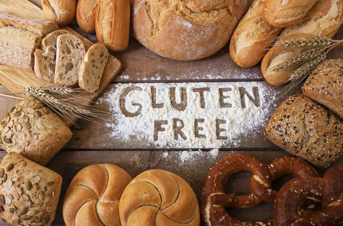 un pain sans gluten sur fond de bois