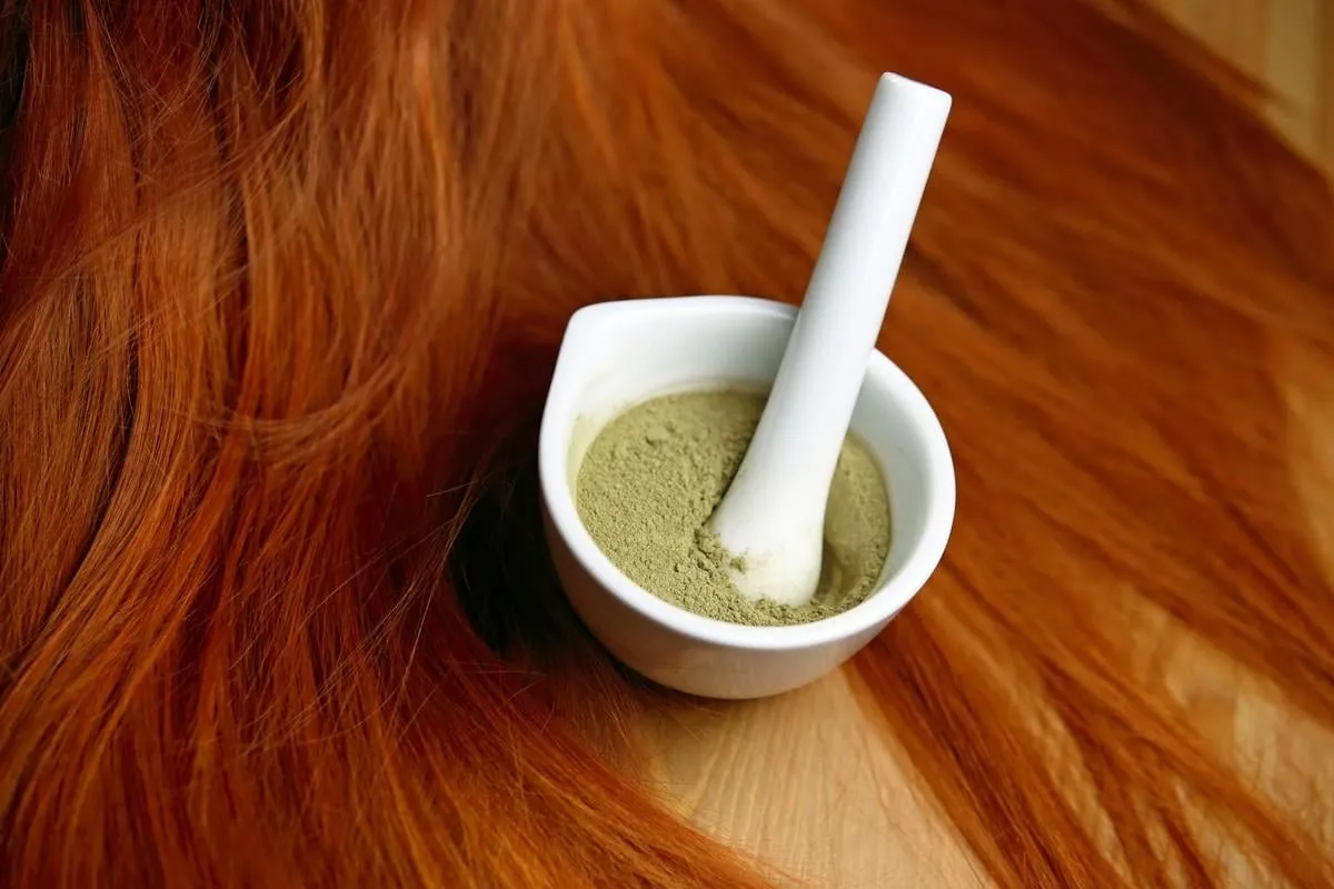 henné plante en poudre pour coloration teinture de cheveux roux avec mèches rousses
