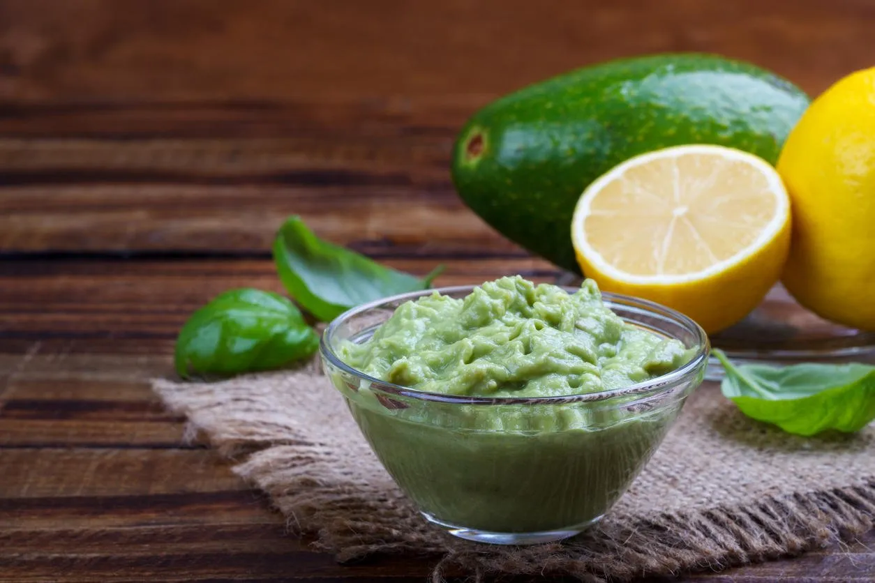 sauce avocat guacamole avec ingrédients, trempette mexicaine traditionnelle et ingrédients