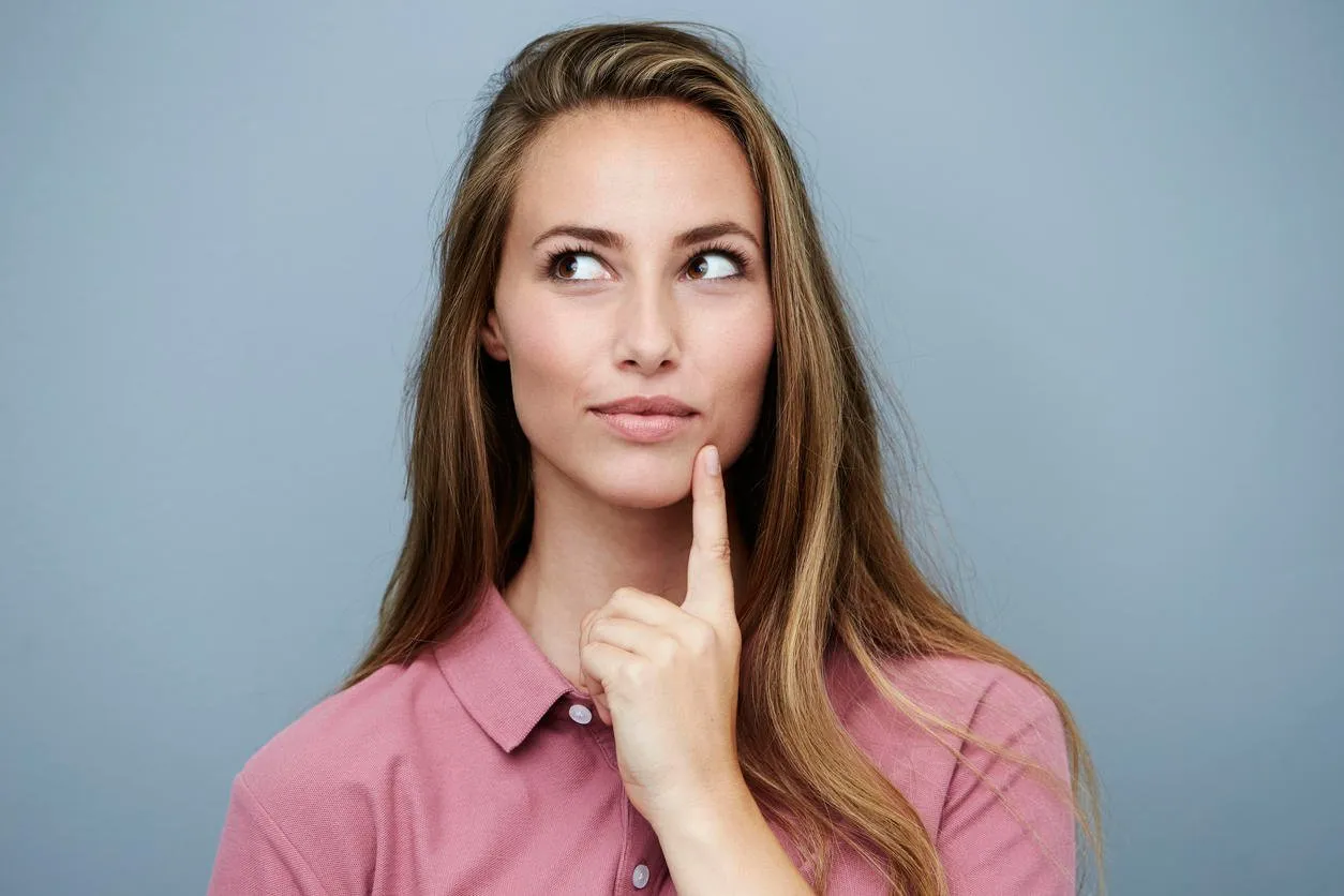belle femme en rose trouvant l'inspiration