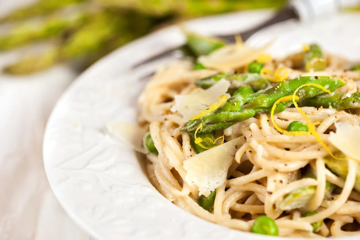 spaghetti aux asperges et aux pois verts