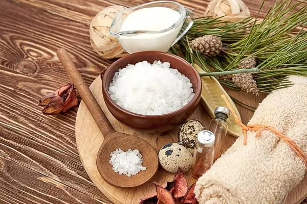 masques faciaux faits maison avec des ingrédients naturels, sur fond de bois de couleur