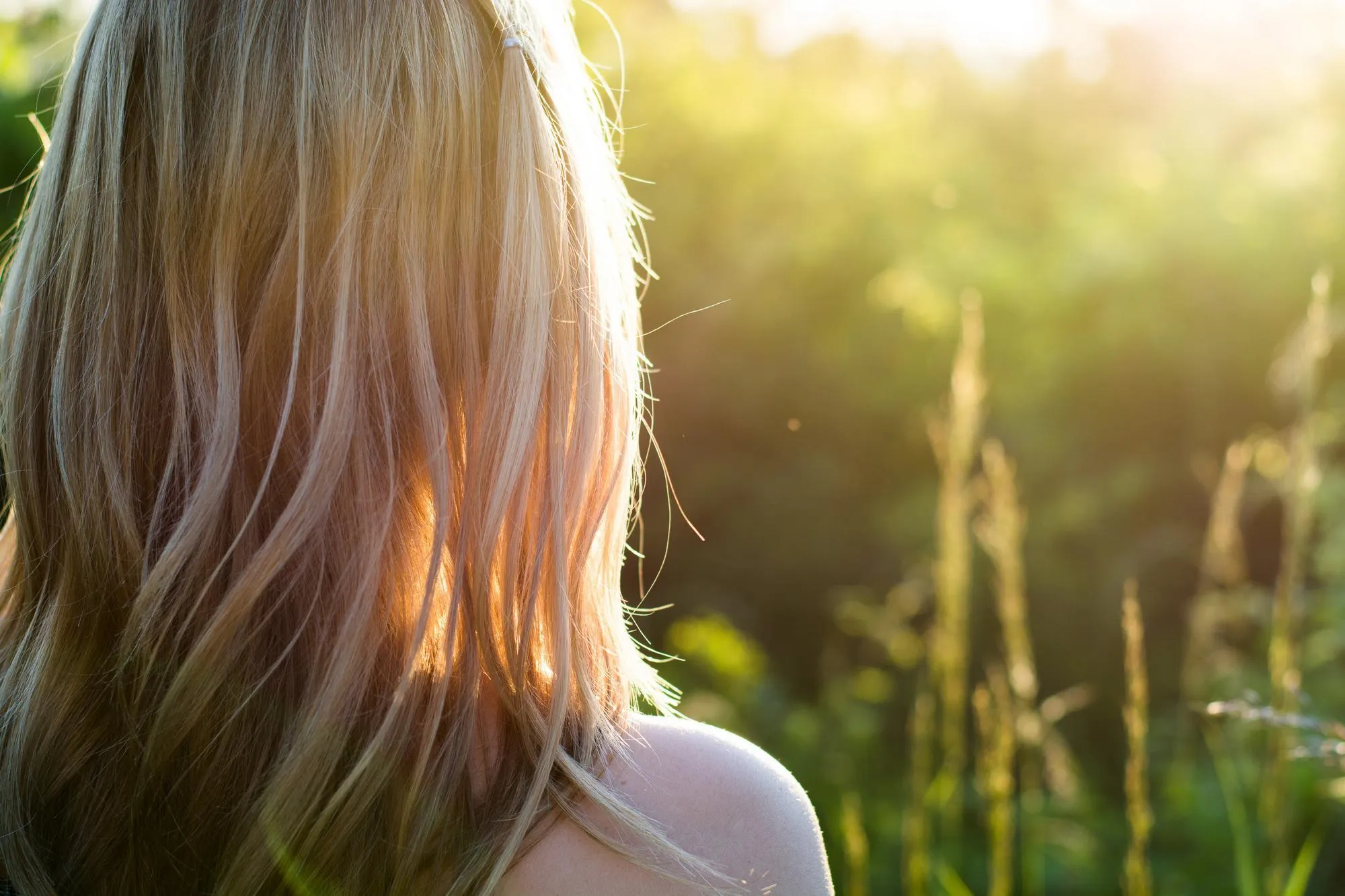 magnifique fille romantique en plein air