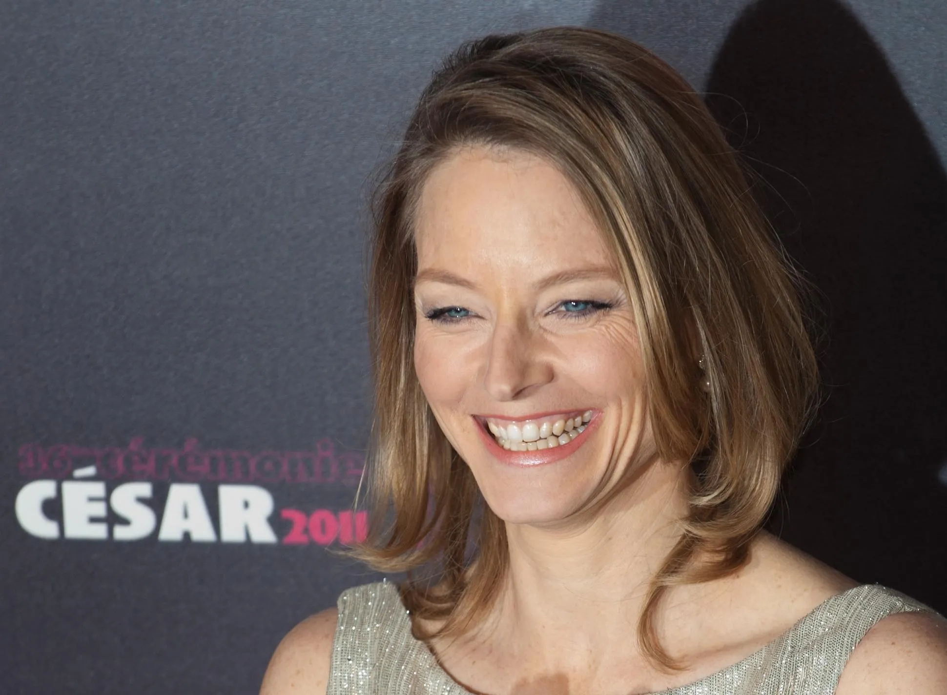 jodie foster arrive à la 36e cérémonie de remise des prix du film annuel césar au théâtre du châtelet à paris, france le 25 février 2011 une photo par nicolas genin abacapresscom