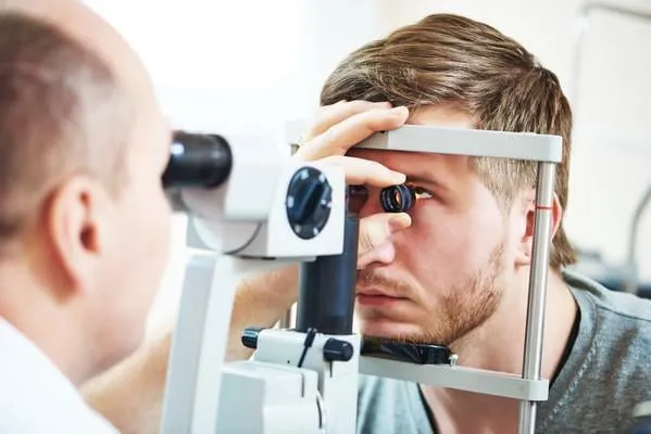 ophtalmologie concept patient masculin sous examen de la vue oculaire dans la vue correction ophtalmologique clinique
