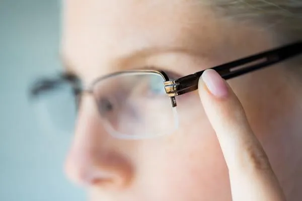 concept d'affaires, de vision et de personnes - gros plan de femme à lunettes pointant le doigt à l'écouteur
