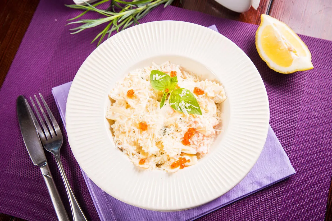 farfalle fraîche au basilic et au caviar, saupoudrée de fromage au restaurant