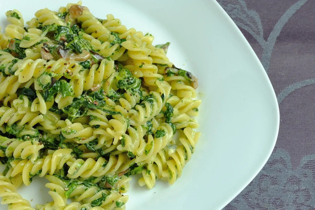 pâtes aux épinards, champignons, fromage et crème fraîche