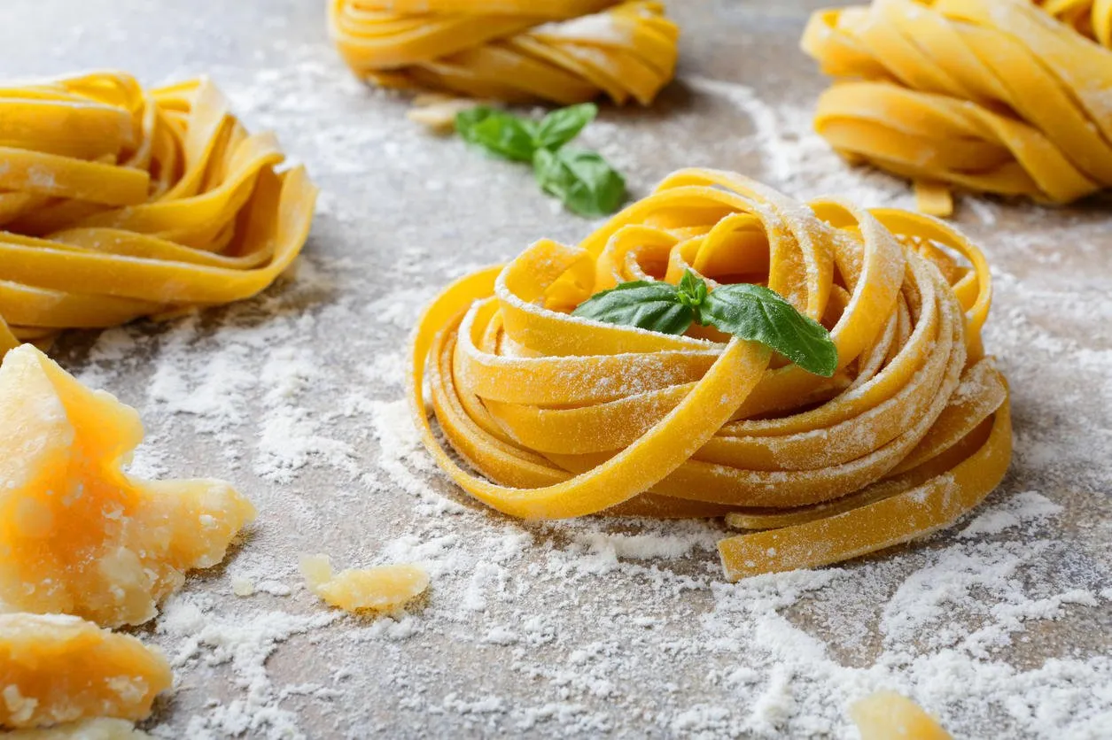 nid de pâtes tagliatelle maison gros plan