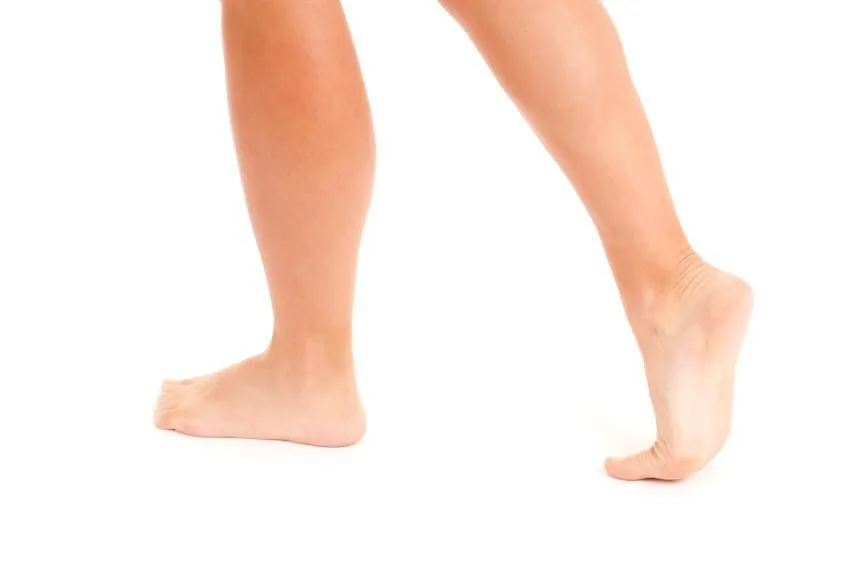 les jambes de womans sont nues et en faisant un pas