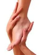 massage et laissant des pieds féminins mis à nu par un pied