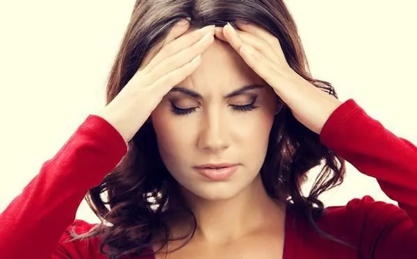 penser, fatigué ou malade avec mal de tête jeune femme