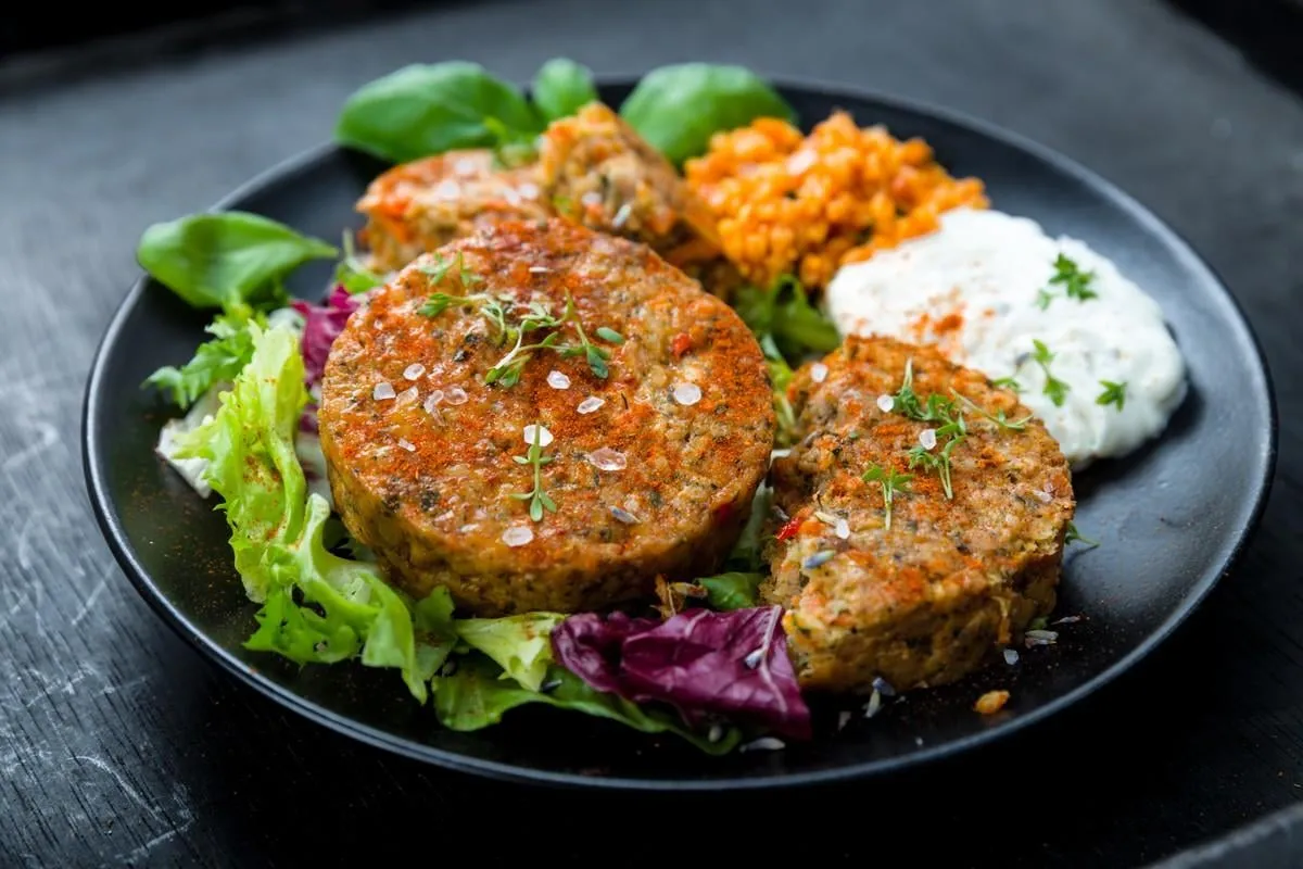 bratlinge auf salat mit bulgur und frischen kräutern