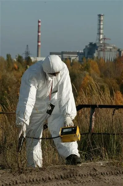 une formation sur le terrain pour les conseillers en radioprotection de greenpeace qui mesurent les niveaux de radiation