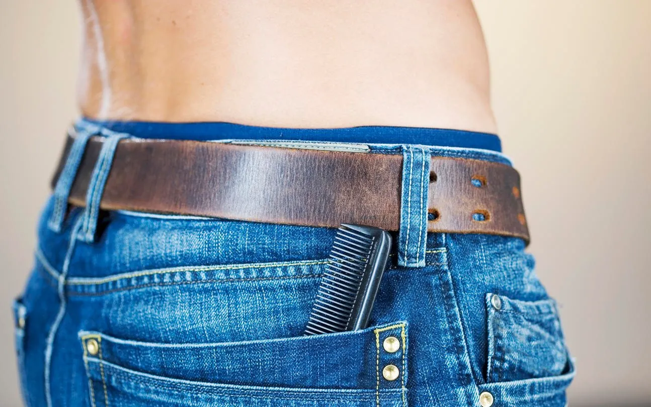 un jeune homme avec un peigne dans sa poche, gros plan