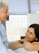 mère et fille conversant