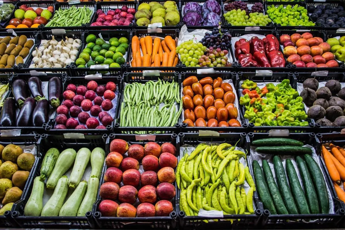 fruits et légumes mélangés à la foire biologique