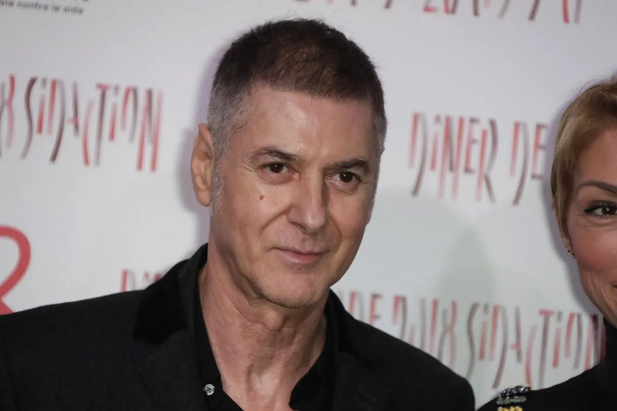 french singer etienne daho poses upon arriving to the diner de la mode (fashion dinner) fundraiser dinner, to benefit the french anti-aids association sidaction, on january 25, 2018 at the pavillon d'armenonville in paris   afp photo   thomas samson