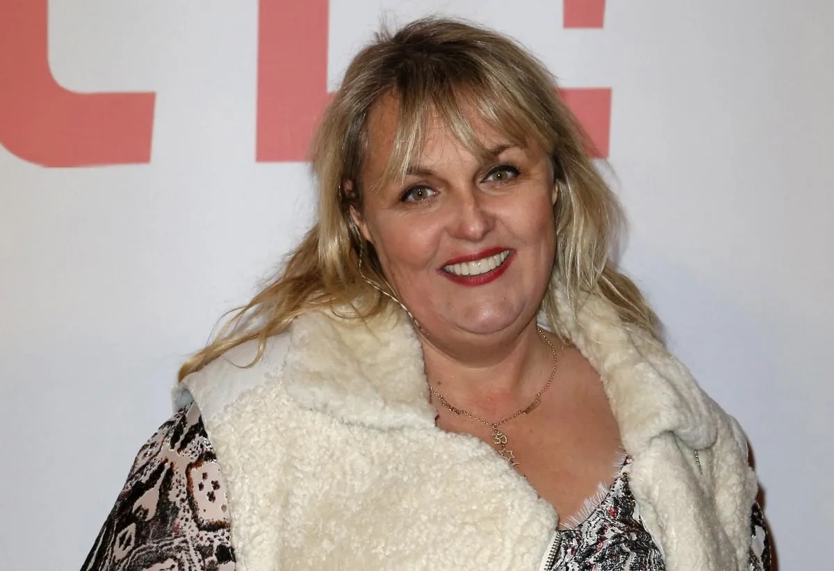 french tv host and actress valerie damidot poses as she arrives to attend the premiere of les garçons et guillaume, à table (me, myself and mum) in paris on november 18, 2013 afp photo   thomas samson   afp photo   thomas samson